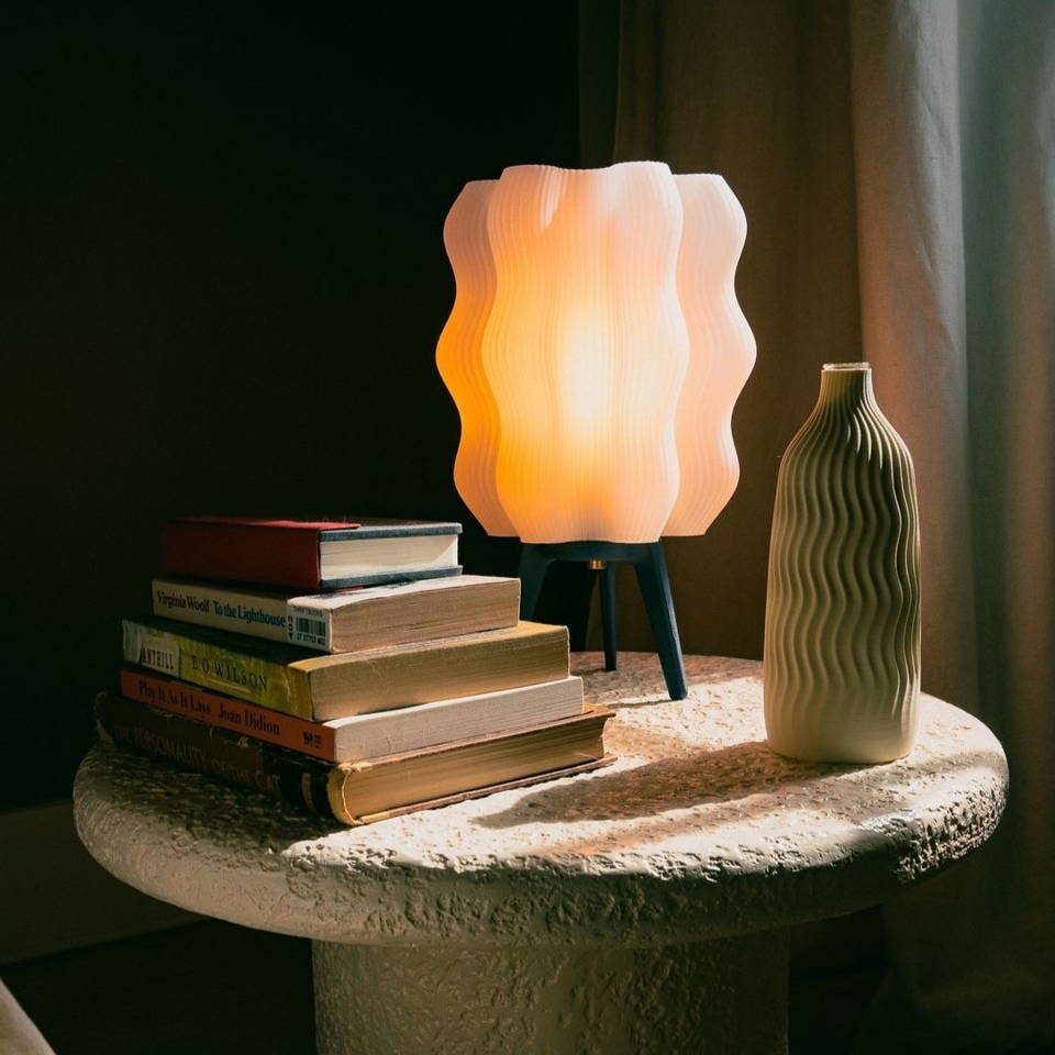 Zwei Vibrancy Smart Lampen neben einem Bücherregal