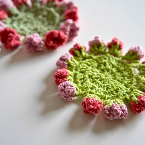 Rose Bouquet Coaster met TWEE bloemvariaties! · Snelle en gemakkelijke haakinstructie