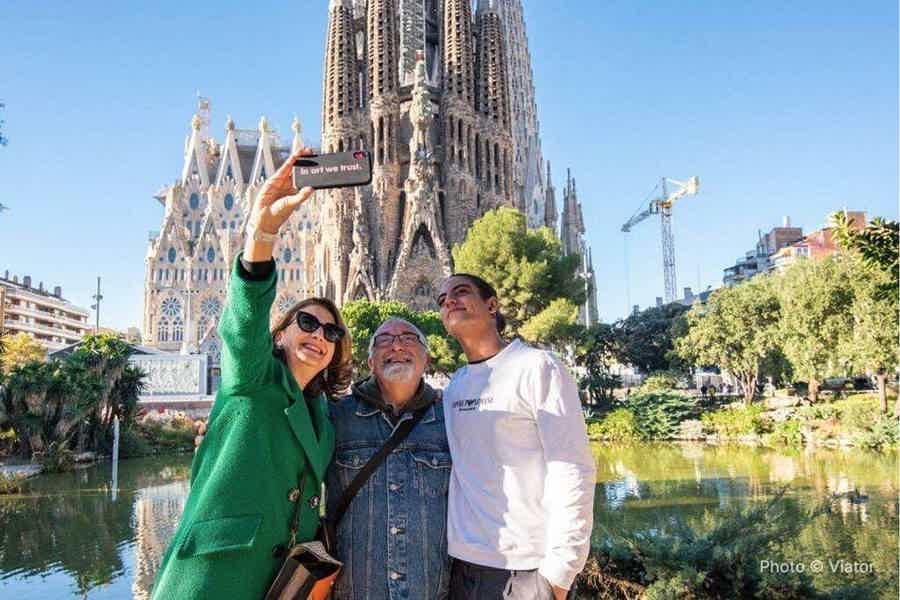 Barcelona all included: Sagrada, Park Güell, Montjuic & Gothic - photo 2