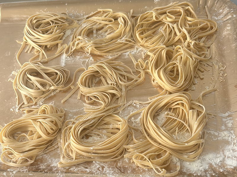 Cours de cuisine Aci Sant'Antonio: Pâtes fraîches et saveurs siciliennes accompagnées de vin de l'Etna.