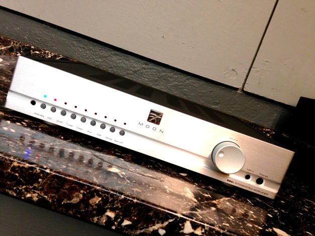 Moon 220i  DEMO Integrated Amp w/Box, Packing, Remote  ...