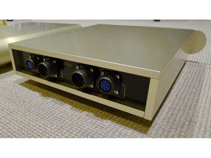 WAVAC Audio LCR-X2 phono stage 240 volts  . Free shipping worldwide !