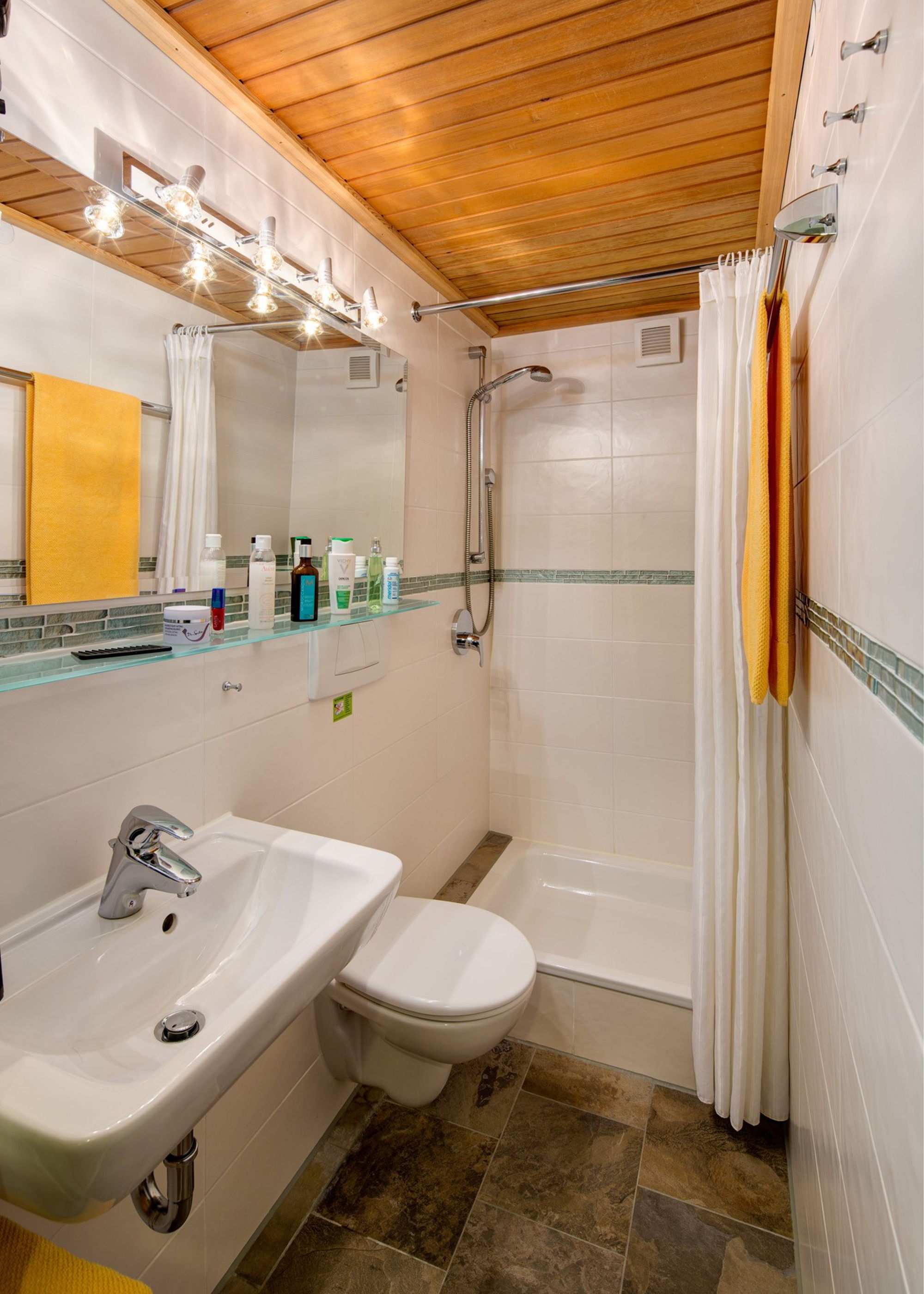 Modernes Badezimmer in Ferienwohnung im Allgäu