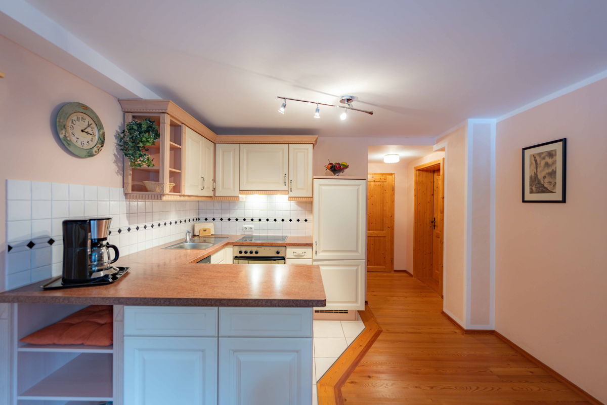 Wohnküche mit Essecke im Apartment in Mittelberg im Kleinwalsertal.