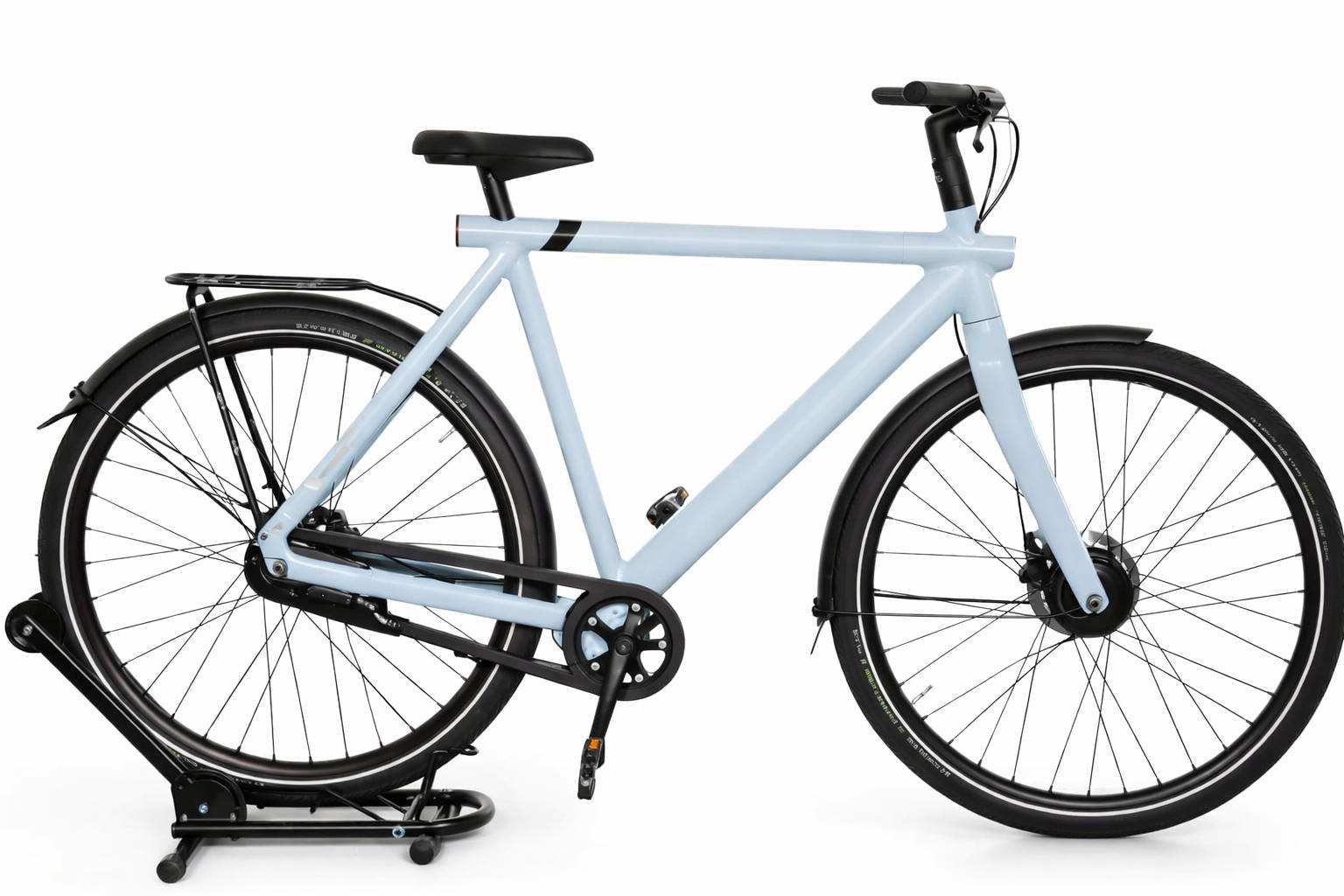 VanMoof S3 e-bike in lichtblauw met minimalistisch frame, geïntegreerde accu en motor, zijaanzicht op witte achtergrond – stedelijke elektrische fiets met riemaandrijving en strak design