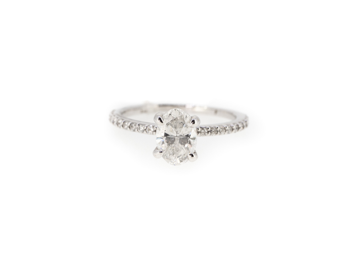 Oval cut engagement ring