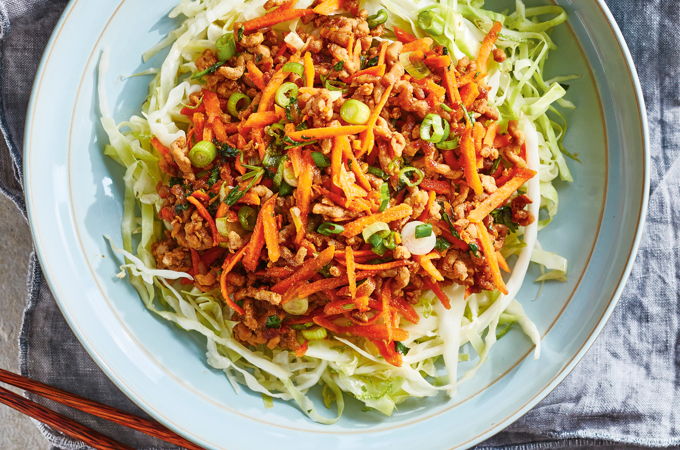 Nouilles de chou et porc au gingembre (<i>egg rolls</i> dans un bol)