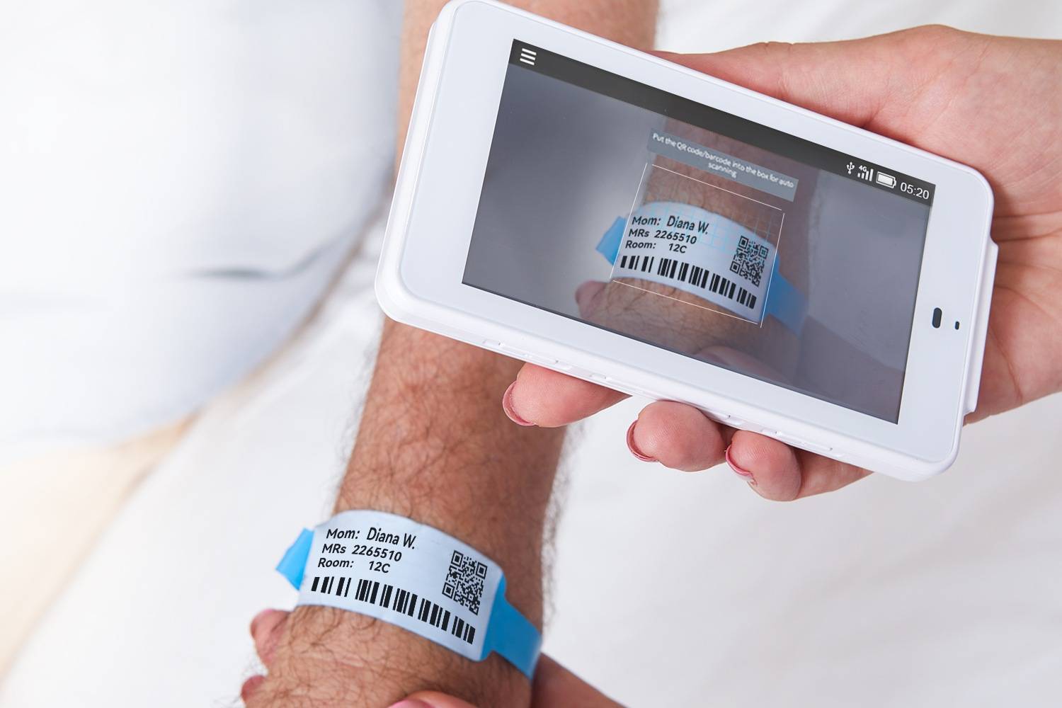 The 12-lead pocket ECG machine equipped a camera to scan the patient information.