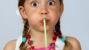 kind mit becher strohhalm