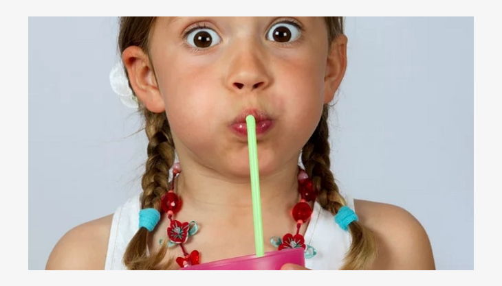 kind mit becher strohhalm