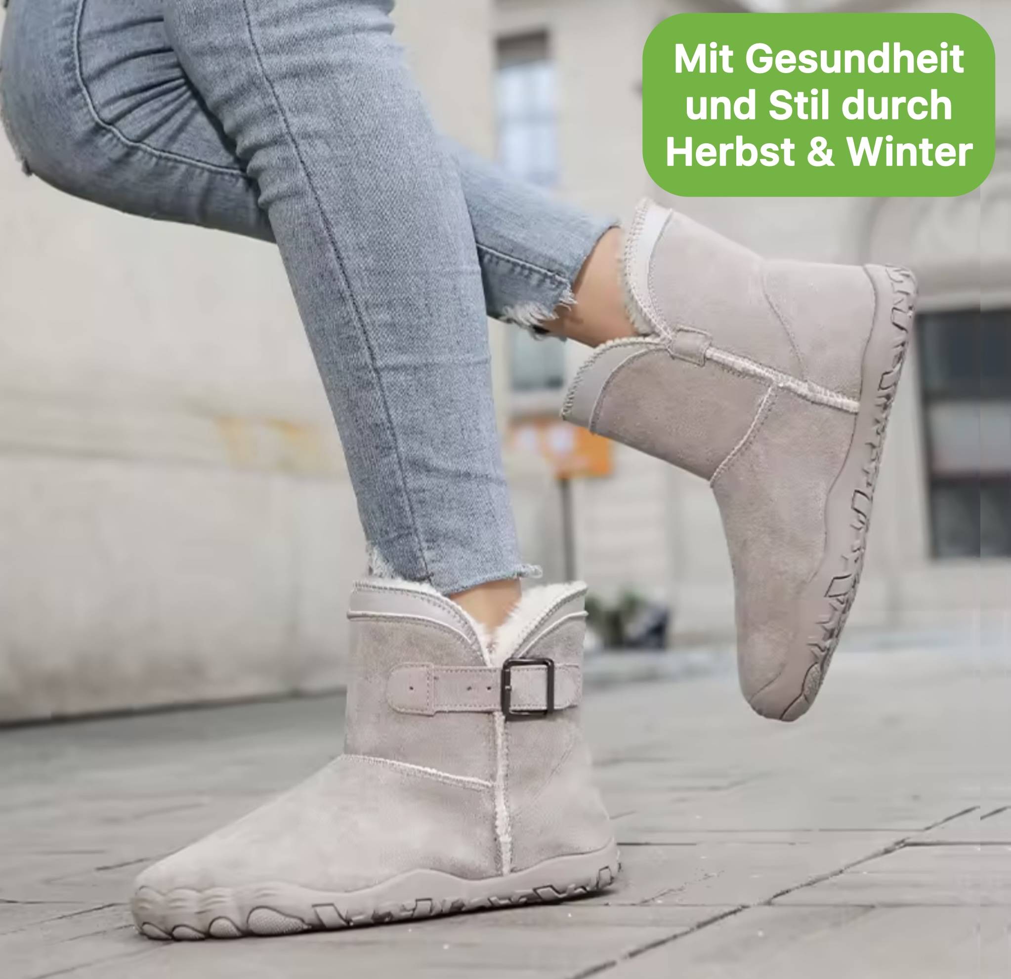 Eine Person sitzt mit ihren Barfußschuhen auf dem Boden