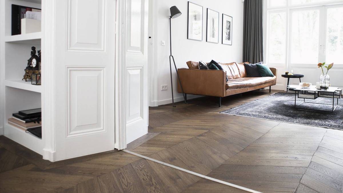 Hongaarse punt vloer van Uipkes, gelegd in een prachtig appartement