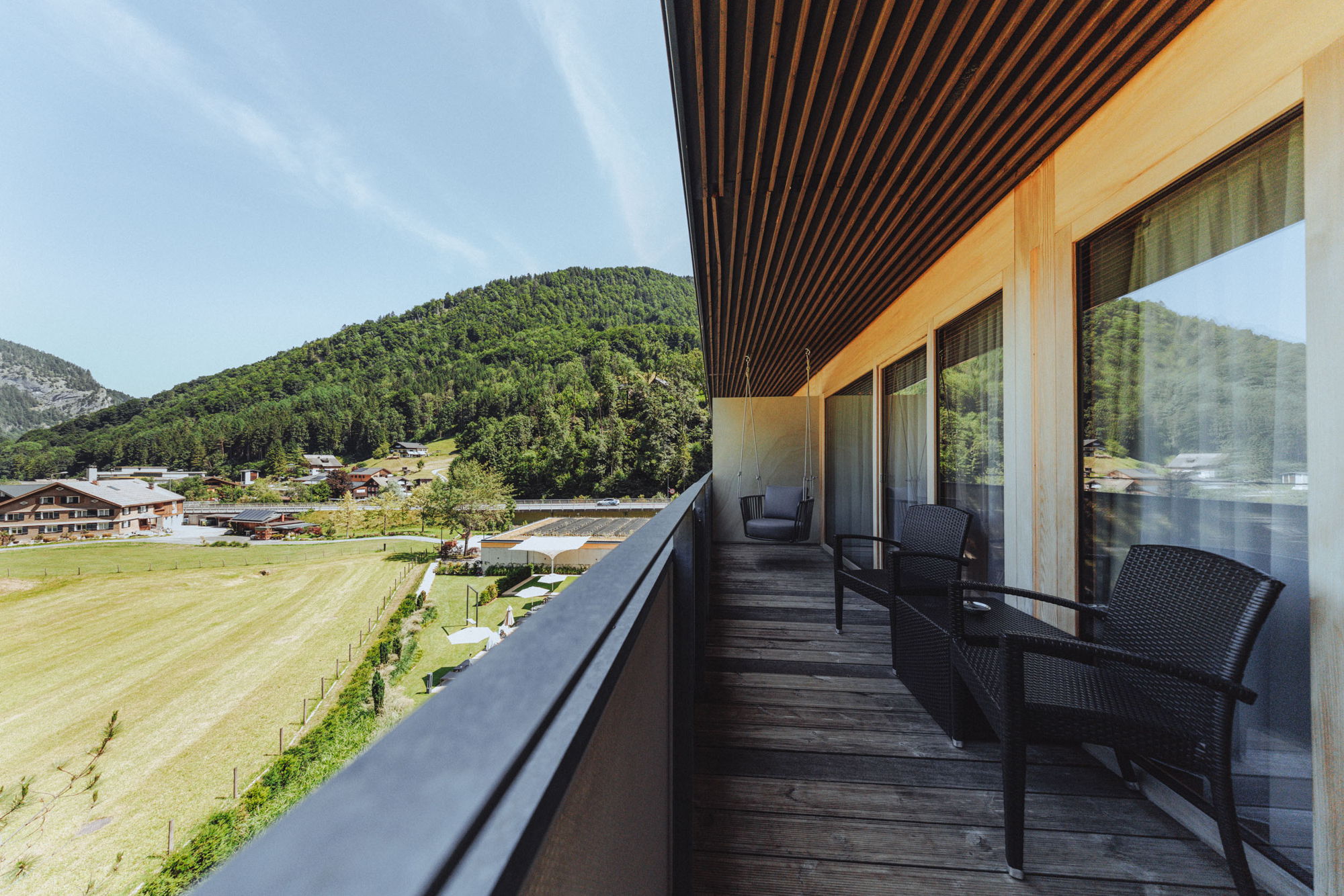 Balkon der Sonnensuite mit Blick auf die Berglandschaft rund um Mellau