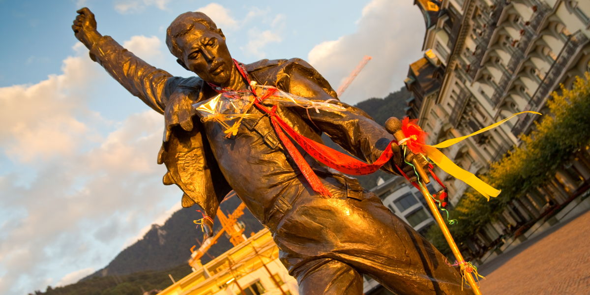 Bronze statue of Freddie posing with a hand in a fist in the air.