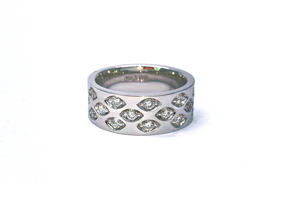 band in white gold with small diamonds encrusted all around in almond-shaped cavities