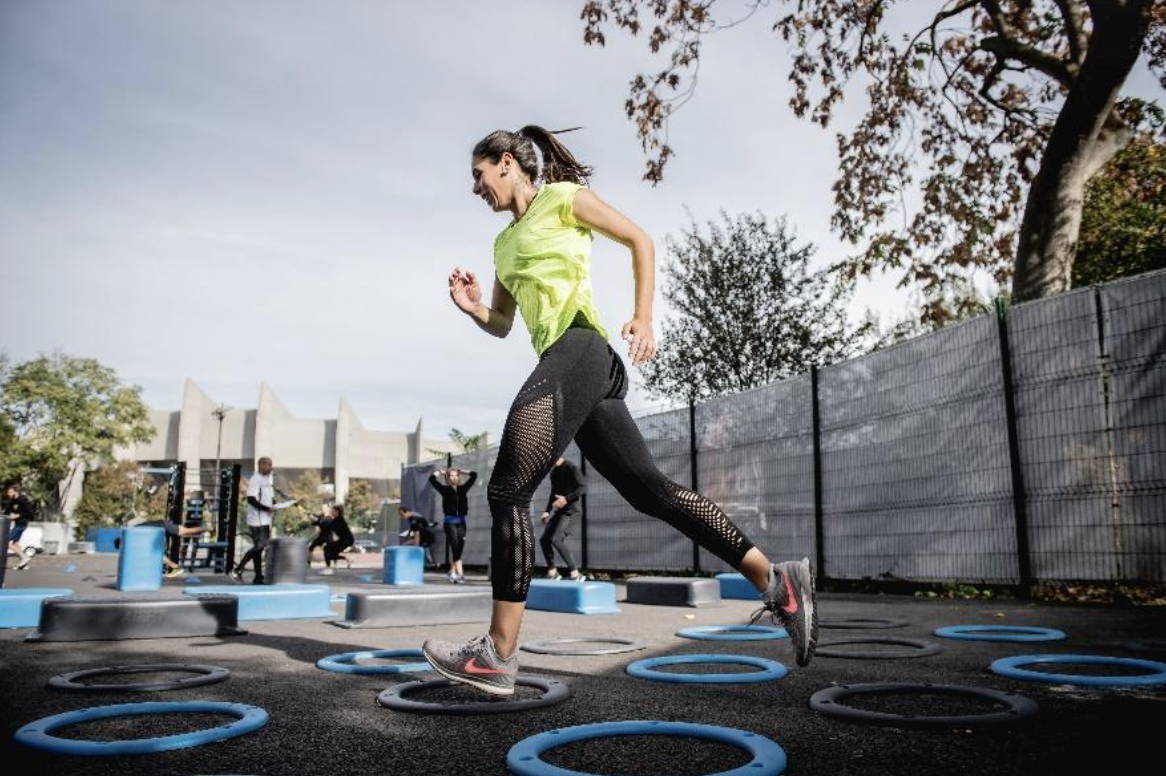 Woman exercising outdoors: How to prepare your body for the holiday season 