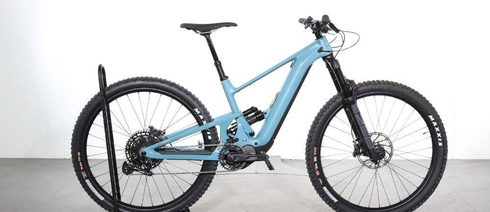 SCOR 4060 Z LT XT on a stand