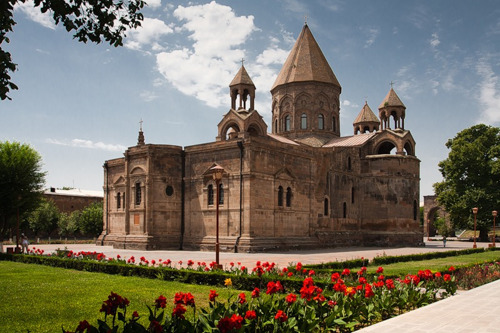 Священный город в Армении: Эчмиадзин