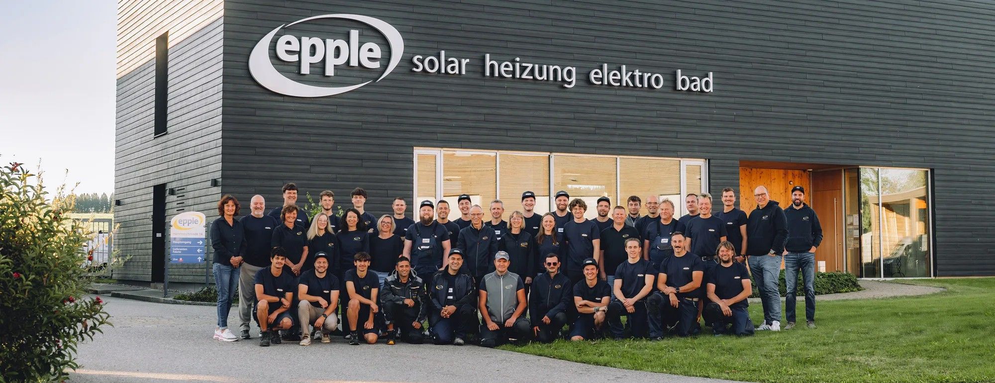 Epple-Team auf dem Firmengelände