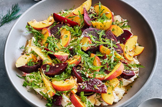 Salade de betteraves marinées et de pêches, ricotta fouettée