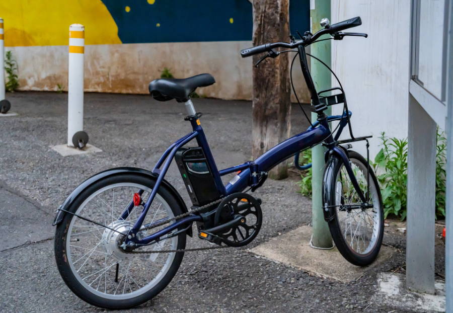 電動アシスト付きの折りたたみ自転車