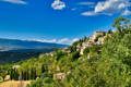 Village de Lurs perché sur une colline dans le Luberon
