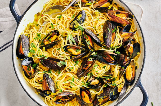 Spaghettis <i>one pot</i> aux moules et au poireau