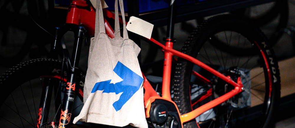 Electric bike with Upway tote bag