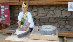 römerbergwerk korn mahlen