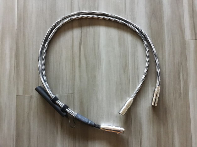 XLR female --> split to 2 x XLR Male (Y cable)