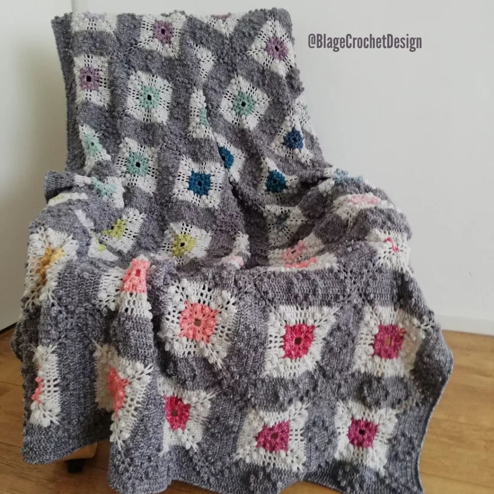 Rhapsody in grey granny square deken