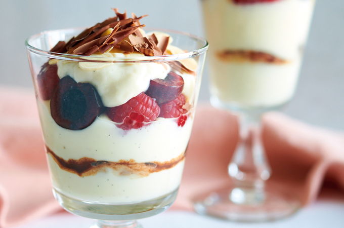 Verrines aux fruits rouges, amandes et chocolat