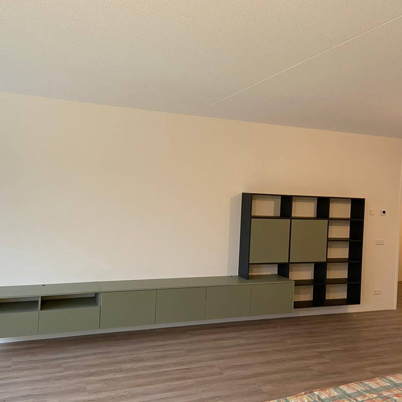 TV-meubel met hoge zijkast op maat, klantproject Houtenmeubelshop