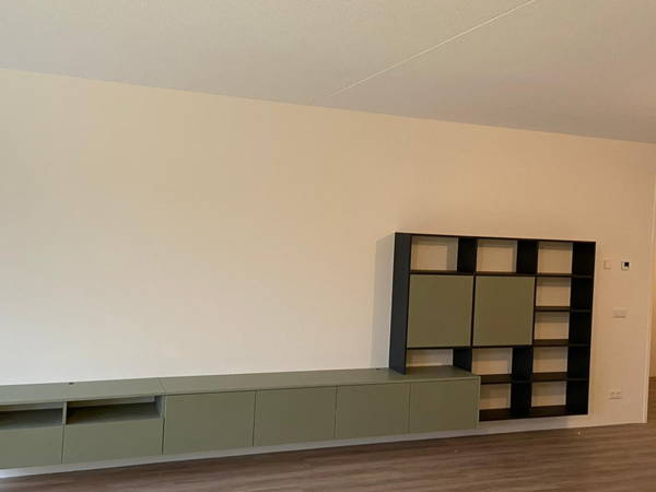 TV-meubel met hoge zijkast op maat, klantproject Houtenmeubelshop