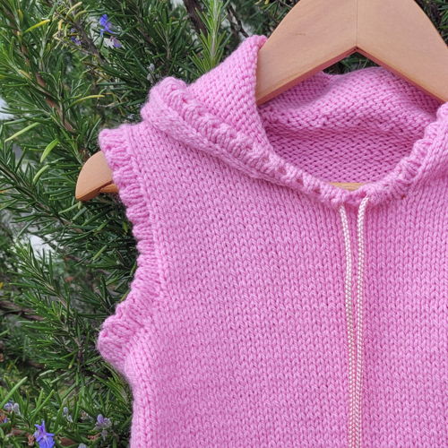 Child’s sleeveless hoodie in 8 ply knitting pattern