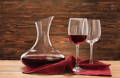 carafe et verres de vin