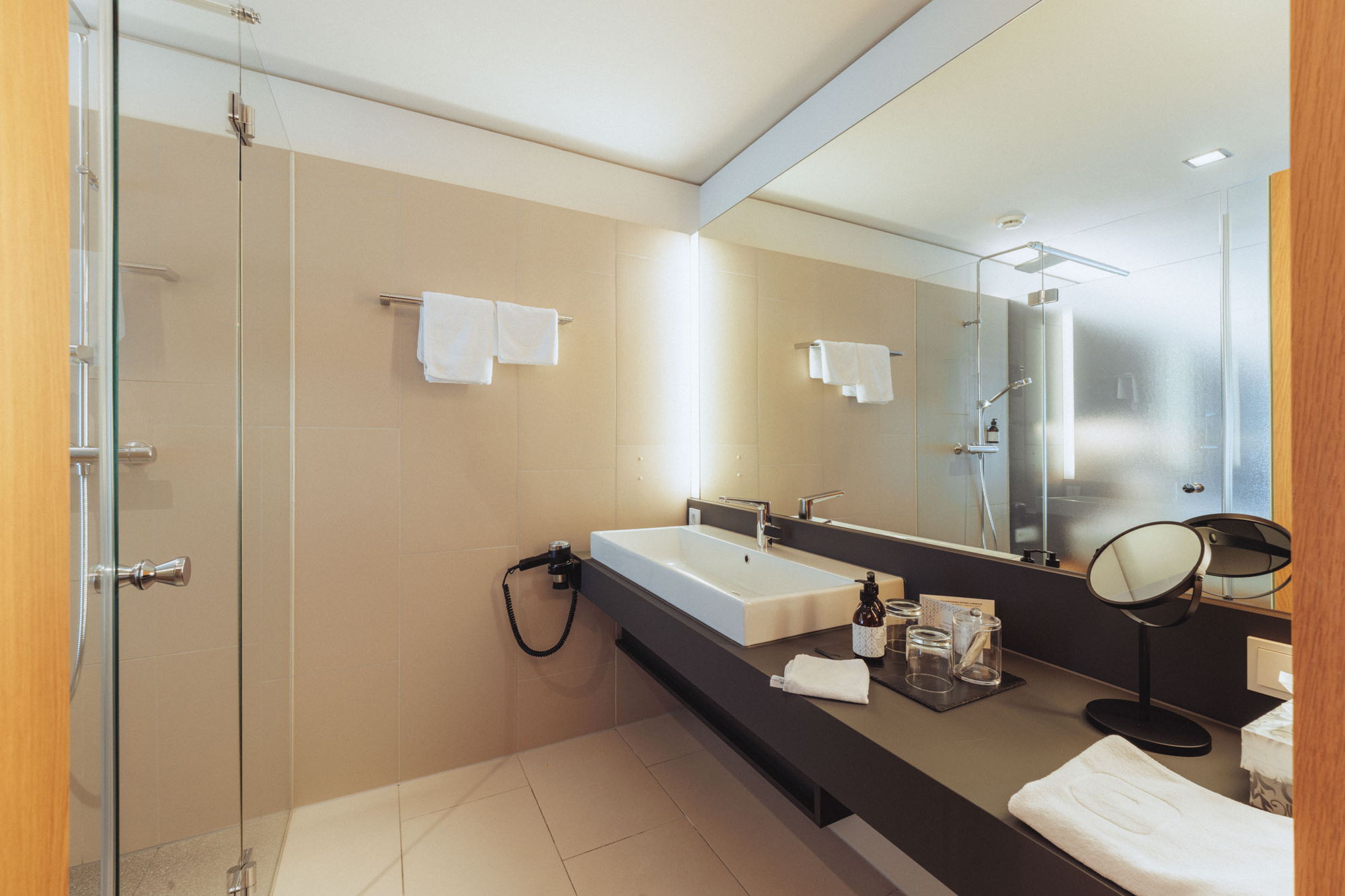 Modernes neues Badezimmer im Einzelzimmer mit Wellness-Dusche