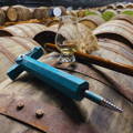 Matériel pour extraire du Whisky d'un fût en bois à la distillerie Ardnamurchan dans les Highlands de l'ouest d'Ecosse