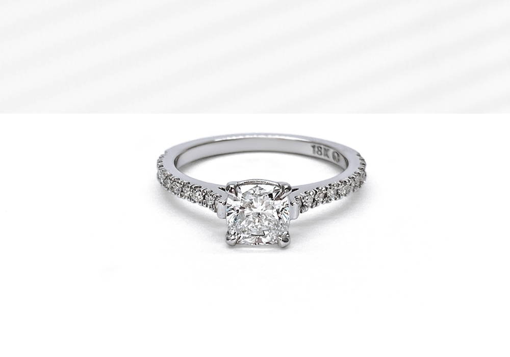 Semi eternity in 18K white gold with a cushion cut diamond