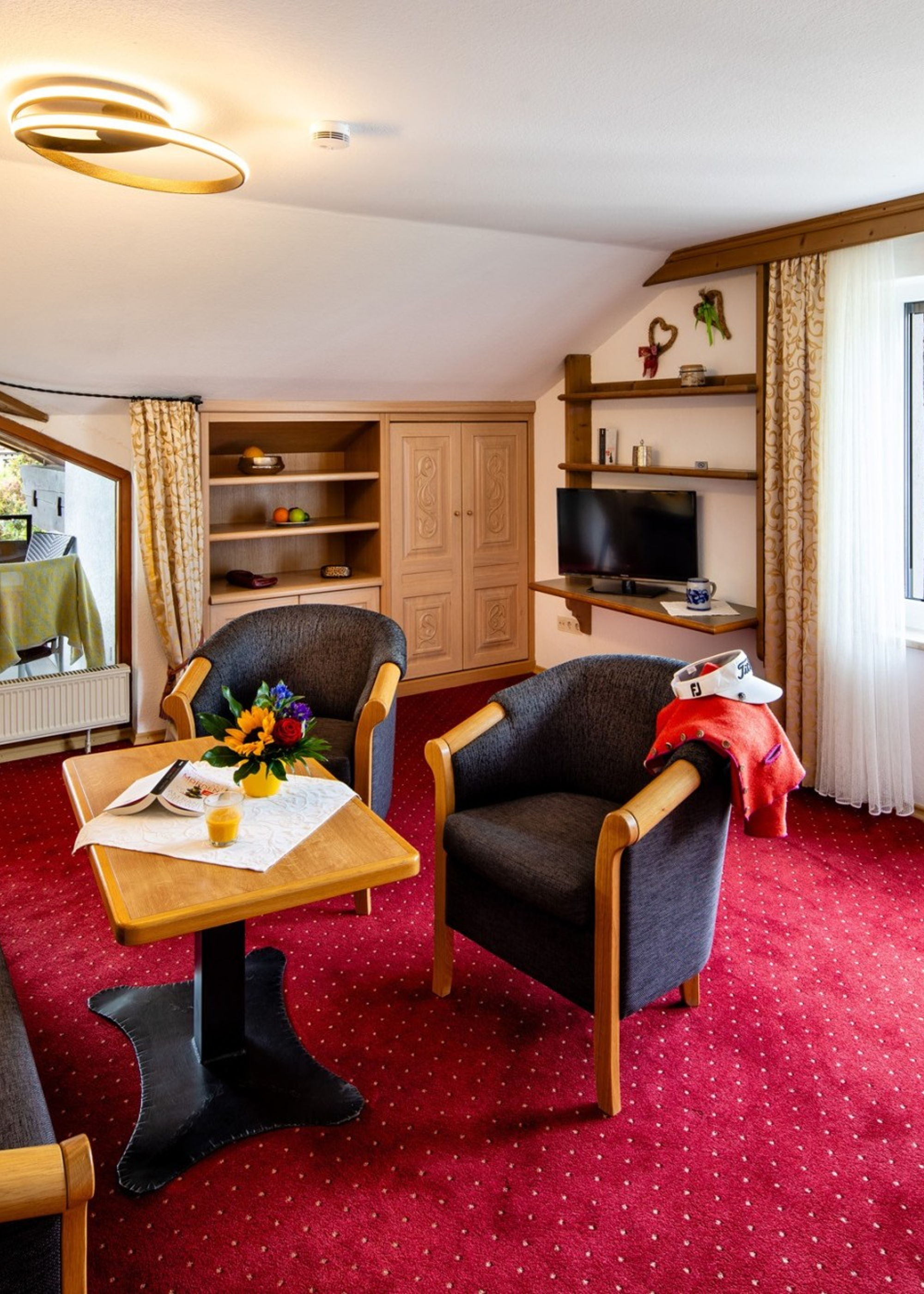Ferienwohnung mit KönigsCard: Gemütlicher Wohnbereich mit Blick auf die Allgäuer Bergwelt
