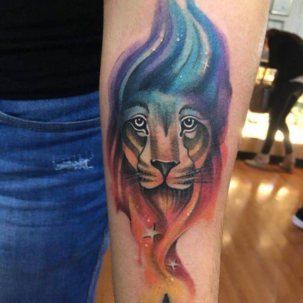 Tatouage Lion Multicolore Etoiles Art