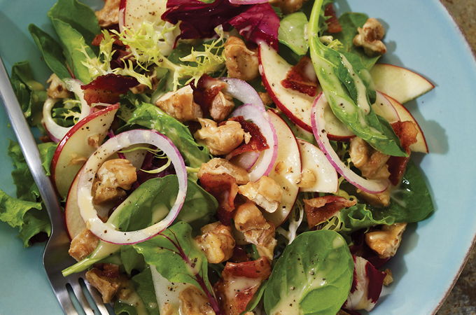 Salade verte aux pommes, noix, bacon et érable