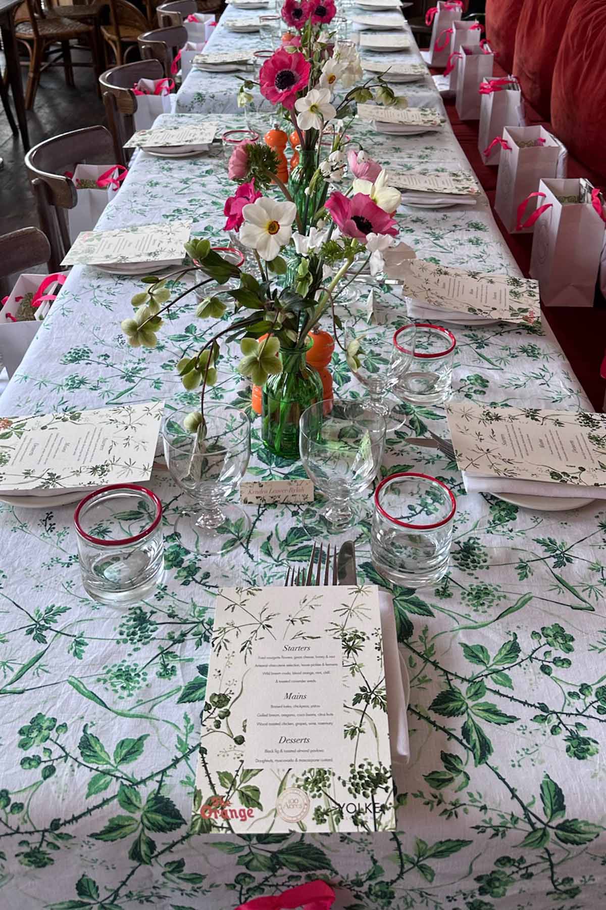 Set the spring table set with a linen tablecloth by YOLKE