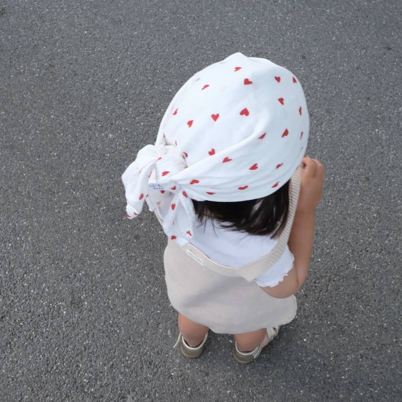 Foulard scarf bébé raffiné coeurs rouges pour bébé et enfant, en coton doux et bambou et respirant, certifié OEKO-TEX, idéal pour compléter une tenue d’enfant chic et confortable