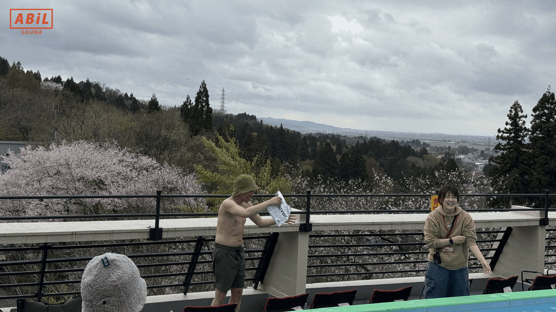 桜を見ながらととのうイベントを楽しむ参加者とスタッフ