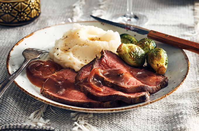 Rôti de boeuf aux épices, choux de Bruxelles et sauce au vin rouge