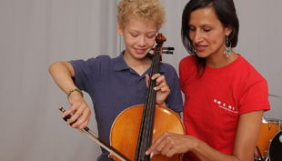 das klingende museum berlin kind bekommt chello gezeigt