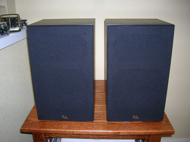 Speaker cloth in really good condition.