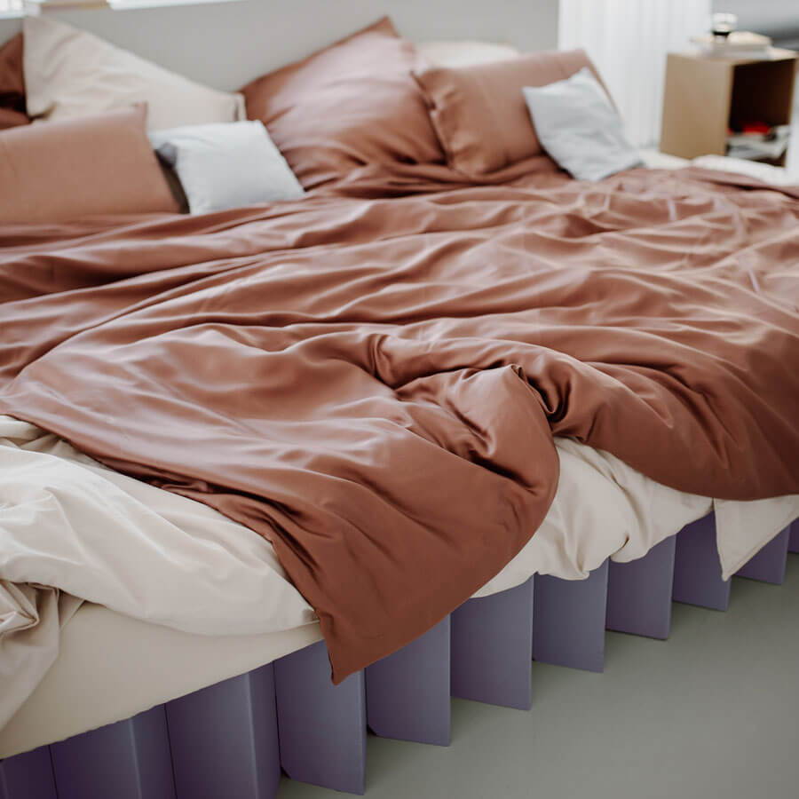 ROOM IN A BOX Bett 2.0 Familienbett aus nachhaltiger Wellpappe in lavendel mit Naturlatex-Matratze