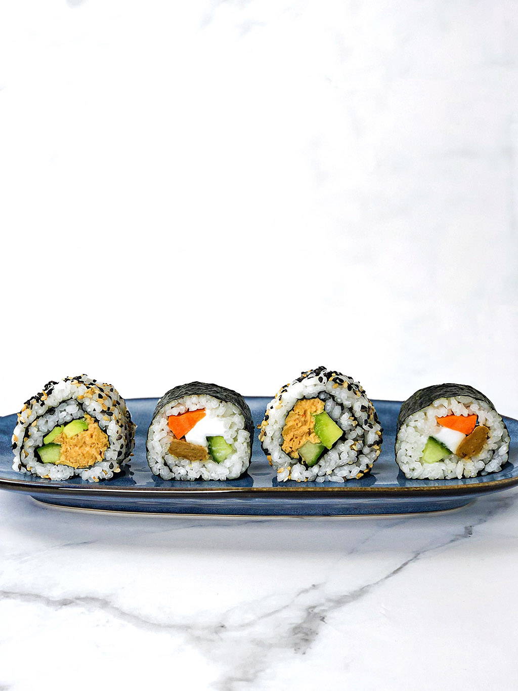 Vegan sushi naast elkaar
